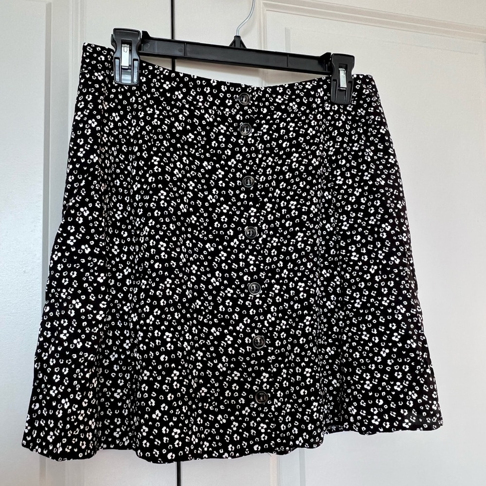 💫 HP 💫 ASOS Black & White Floral Design Mini Skirt with Button Detail, Size 10